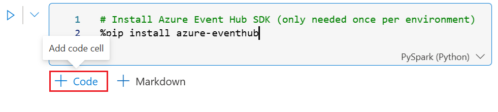 Captura de pantalla de la interfaz del cuaderno de Microsoft Fabric que muestra una celda de código con dos líneas de código de Python. La línea 1 contiene un comentario que dice: Instalación del SDK de Azure Event Hub, solo necesaria una vez por entorno. La línea 2 muestra el comando pip install azure-eventhub. Debajo de la celda de código, un mensaje emergente indica Agregar celda de código y señala un botón de código más resaltado con un rectángulo rojo. Un botón más Markdown aparece a la derecha. En la esquina superior derecha se indica PySpark Python como el kernel seleccionado.