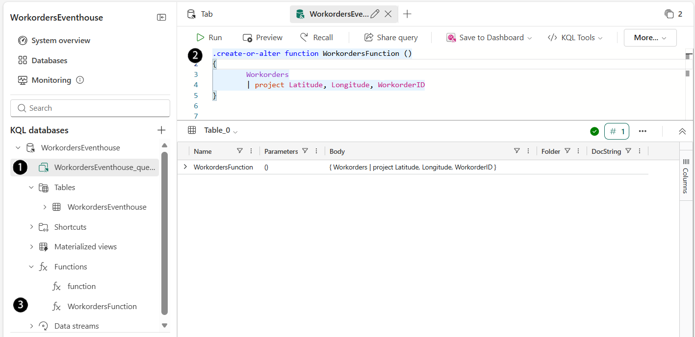 Captura de pantalla de la interfaz eventhouse de Microsoft Fabric que muestra la sección Funciones donde se crea una nueva función de Kusto denominada WorkordersFunction. La barra lateral izquierda muestra el árbol de navegación con la carpeta Functions seleccionada. El panel principal del editor muestra el código de consulta KQL: .create-or-alter function WorkordersFunction() { Workorders | project Latitude, Longitude, WorkorderID }. El botón Ejecutar está visible en la barra de herramientas de la parte superior, lista para ejecutar la consulta de creación de funciones. Este paso establece un origen de datos reutilizable que extrae las coordenadas del cliente de los datos del pedido de trabajo para su uso en las visualizaciones de mapa.