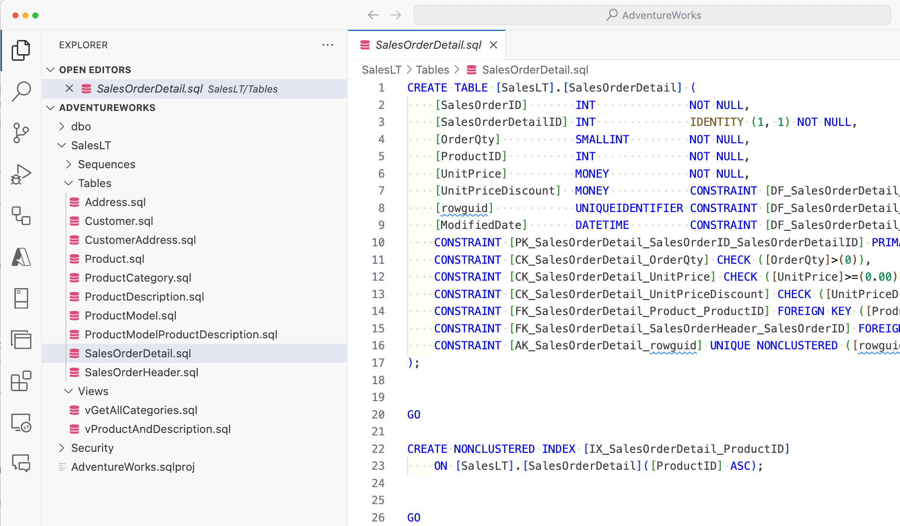 Captura de pantalla de VS Code con el proyecto SQL AdventureWorks abierto, que muestra una tabla en el editor.