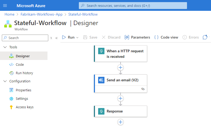 Captura de pantalla que muestra la aplicación lógica implementada desde Visual Studio Code y el diseñador con flujo de trabajo creado anteriormente.