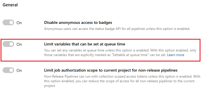 Capture d’écran de l’option limitant les variables qui peuvent être définies au moment de la file d’attente indisponible au niveau du projet.