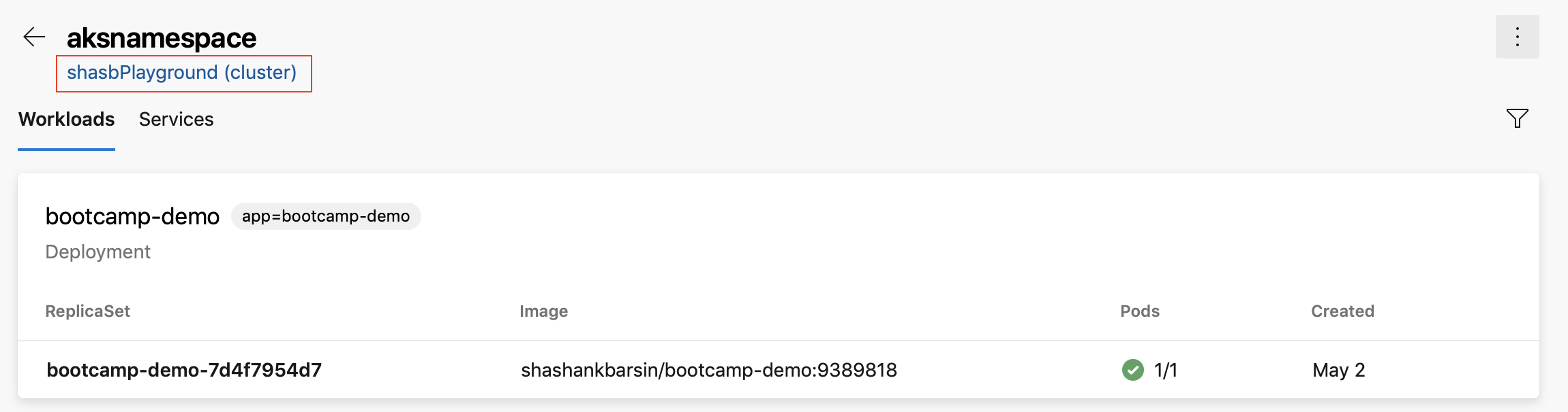 Capture d’écran de la vue des ressources de l’environnement Kubernetes avec le lien de cluster Azure Kubernetes Service mis en évidence.