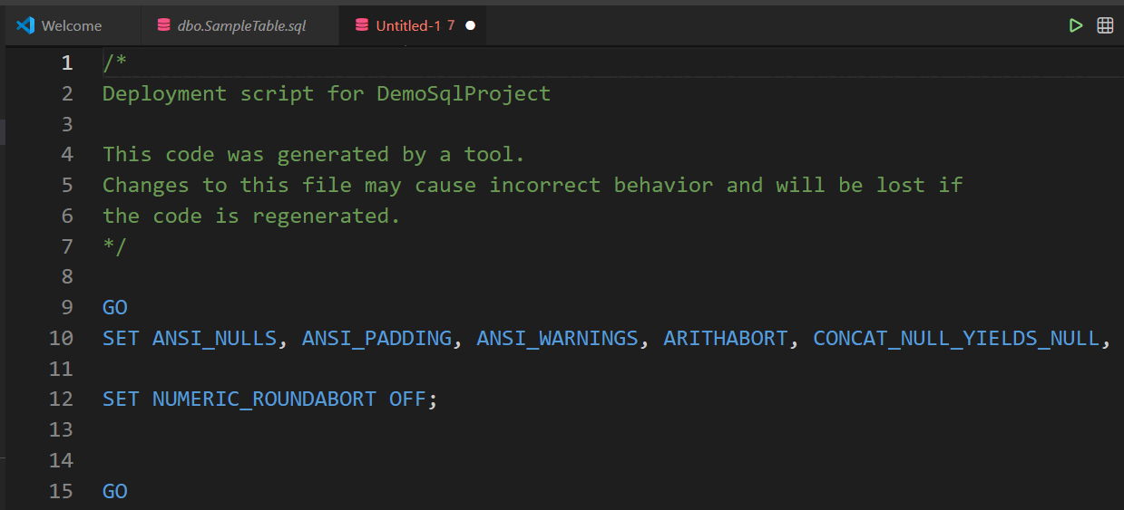 Capture d’écran du script de déploiement généré ouvert pour révision dans l’éditeur.