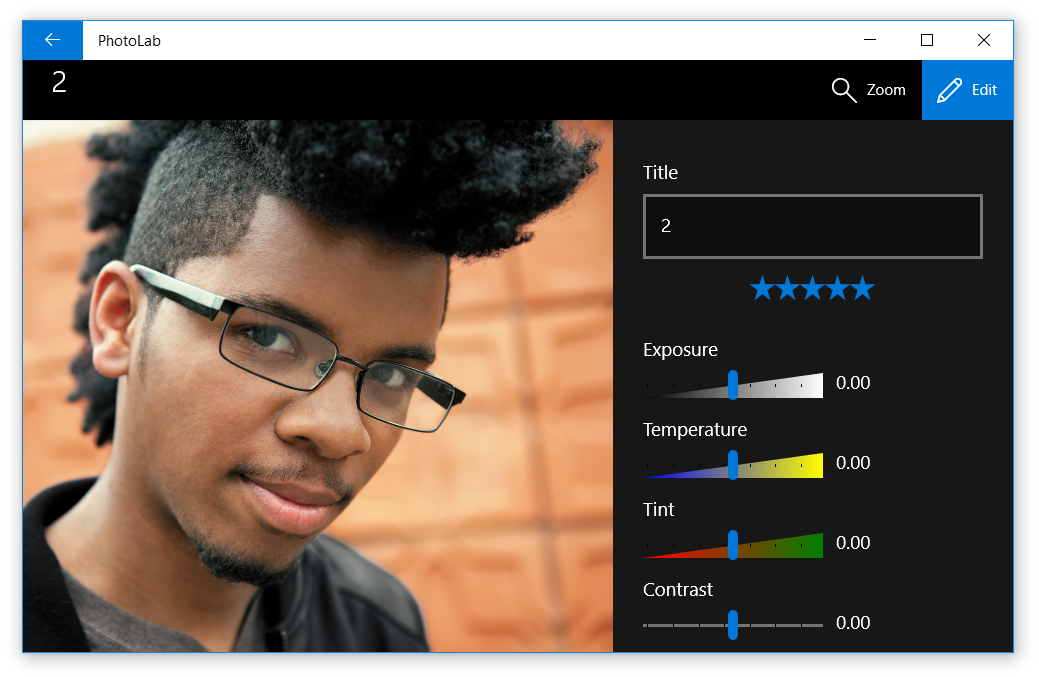 Capture d’écran de la page de détails de l’application PhotoLab montrant une seule photo avec des options d’édition.