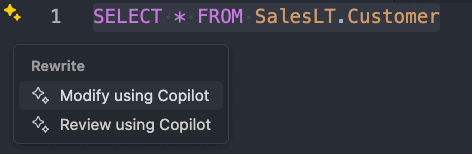 Captura de tela mostrando o ícone de ação inteligente para modificar consultas SQL usando o GitHub Copilot no Visual Studio Code.