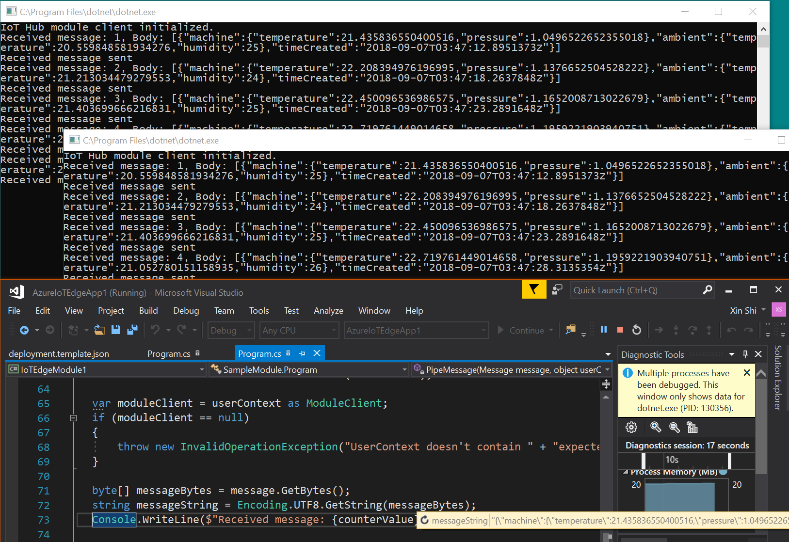 Captura de ecrã de Visual Studio com duas consolas de saída. 