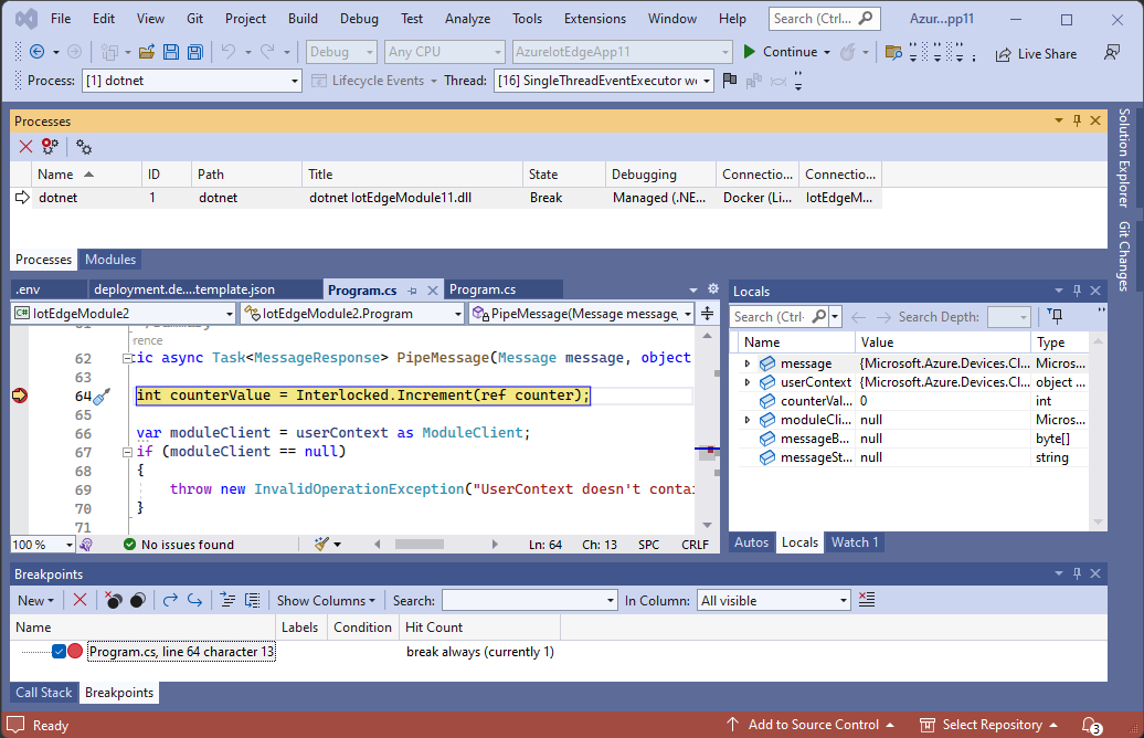 Captura de ecrã de Visual Studio ligado a um contentor docker remoto num dispositivo pausado num ponto de interrupção.
