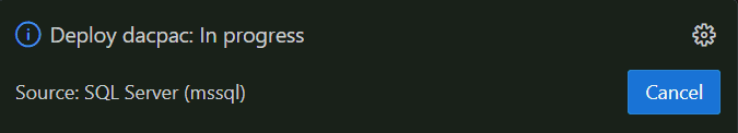 Captura de ecrã de Visual Studio Code mostrando o Deploy dacpac: Notificação em curso.