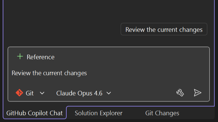 Captura de ecrã que mostra o Copilot Chat com o agente Git e a opção «Rever alterações» destacada.