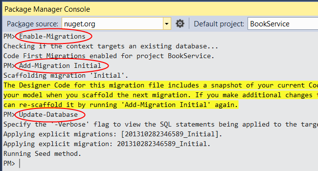 Skärmbild av package manager-konsolfönstret med raderna Aktivera migreringar, Lägg till migrering initial och Uppdatera databas inringad i rött.